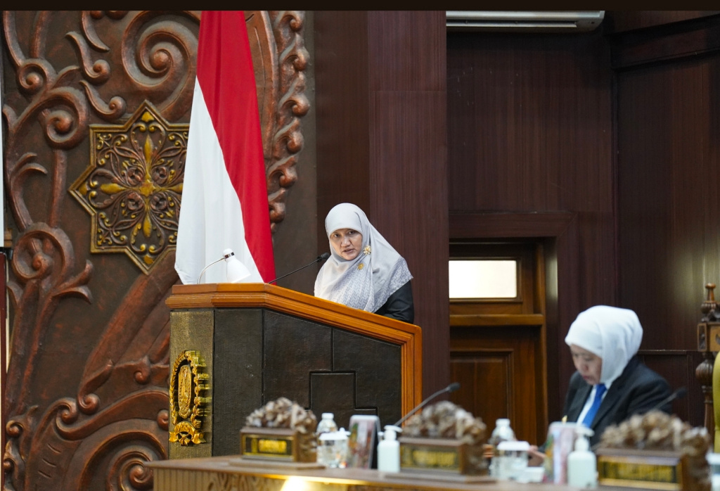 Lilik Hendarwati menyampaikan pandangan akhir Fraksi PKS terkait LKPJ Pemprov Jatim 2025 dalam sidang paripurna DPRD Jawa Timu