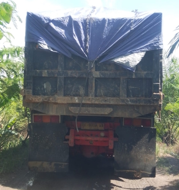 Aktivitas truk pengangkut tanah timbun diduga ilegal di wilayah Deli Serdang.