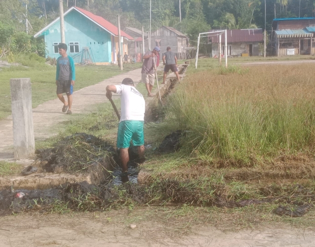 Warga Dusun Temiang bergotong royong membersihkan masjid dan lapangan bola di RT 001/RW 002 Desa Temiang.