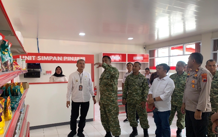 Babinsa Koramil 03 Serengan bersama warga memanen pisang dan singkong di lahan bantaran sungai Serengan, Surakarta, Sabtu