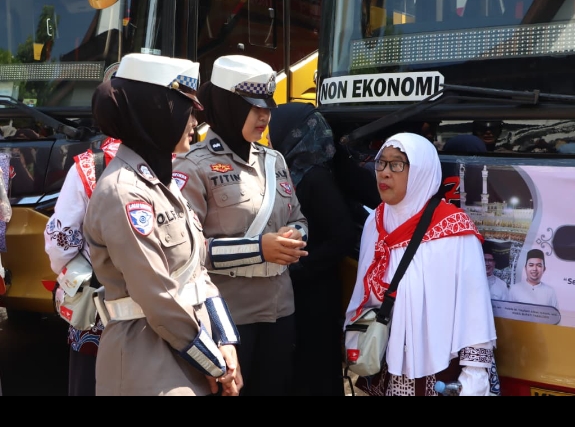 Polres Tabalong mengawal keberangkatan 355 jemaah haji Kloter 3 menuju embarkasi dengan aman dan tertib.