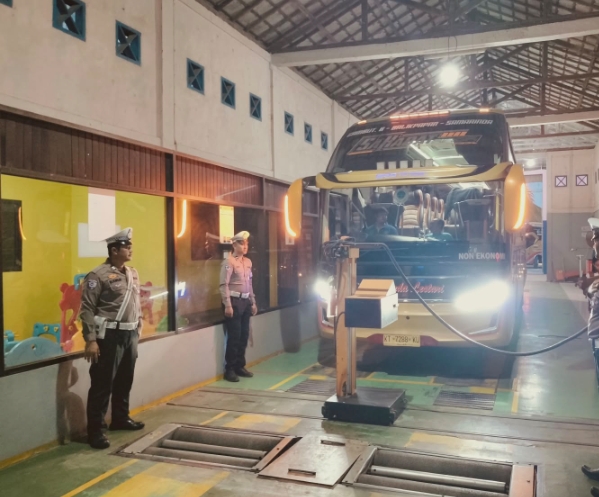 Petugas Polres Tabalong melakukan ramcheck bus untuk memastikan armada jemaah haji laik jalan dan aman.