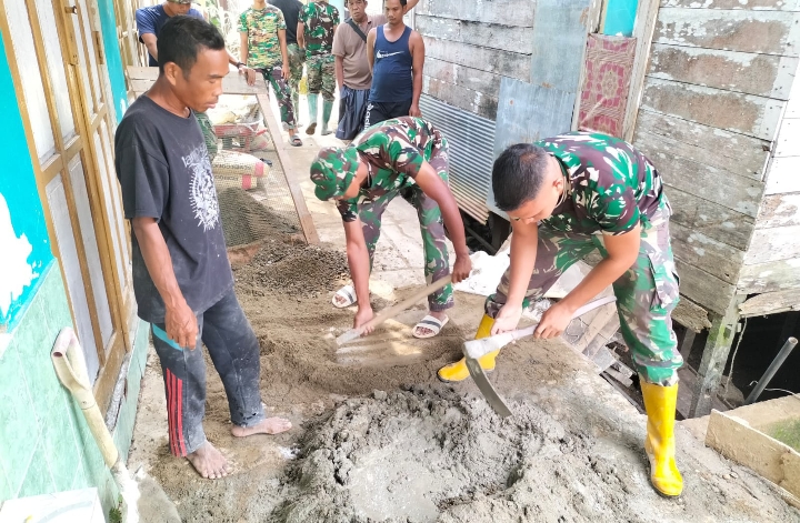 TNI dan warga gotong royong mempercepat pembangunan Jembatan Garuda di Desa Paya.