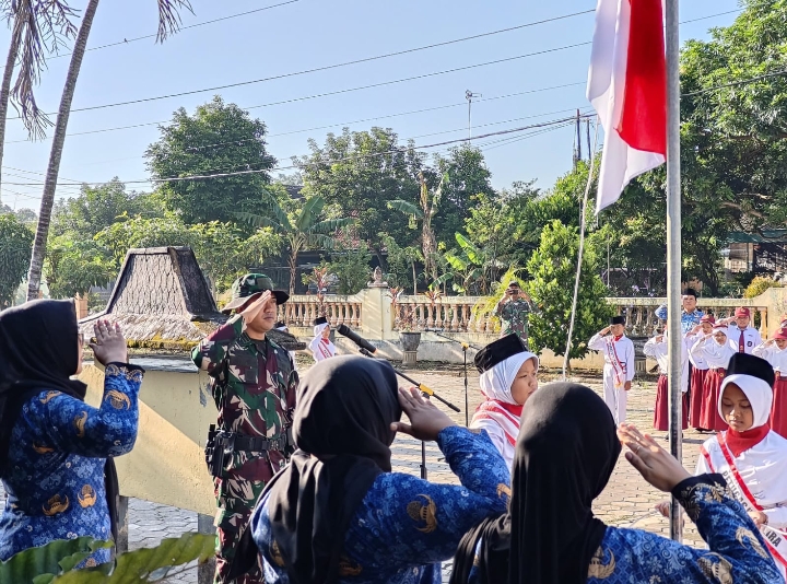 SDN Plumbungan IV melaksanakan upacara Hardiknas 2026 dengan Irup dari unsur TNI, Letda Arh Jelang Abrianto.