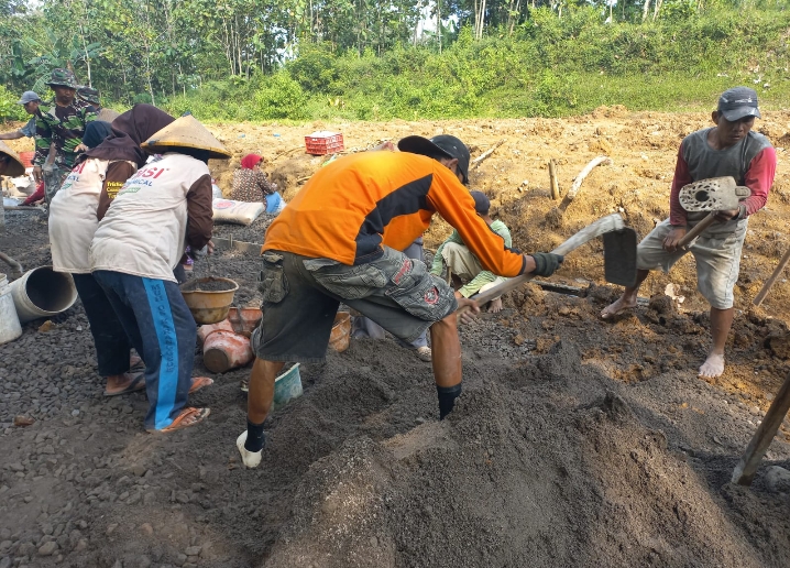 Ibu-ibu Desa Kauman ikut membantu pembangunan jalan TMMD di Dusun Bawang.