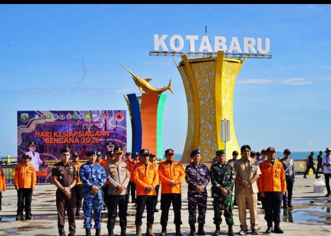 Wakil Bupati Kotabaru memimpin Apel Hari Kesiapsiagaan Bencana 2026 di Siring Laut untuk memperkuat kesiapan masyarakat menghadapi dampak El Nino.