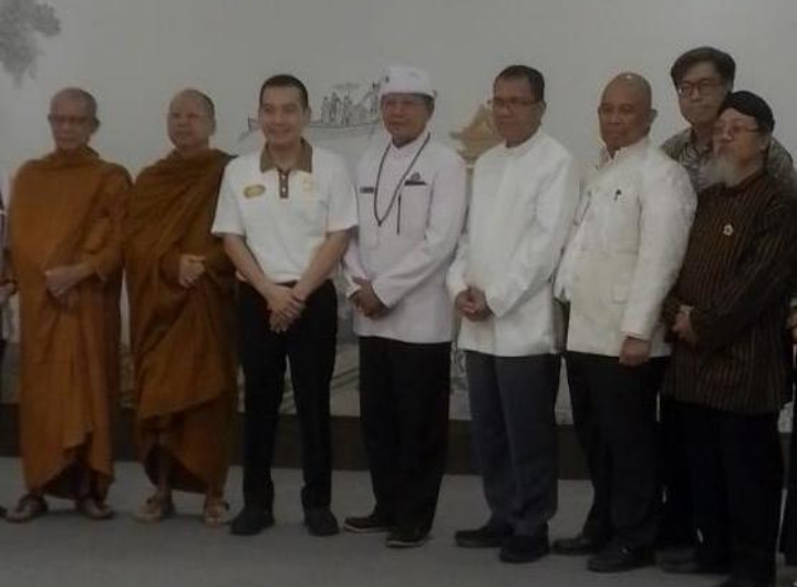 Umat Buddha menggelar Pindapata dan doa lintas agama di Waisak Nasional 2570 Kemayoran untuk perdamaian bangsa.