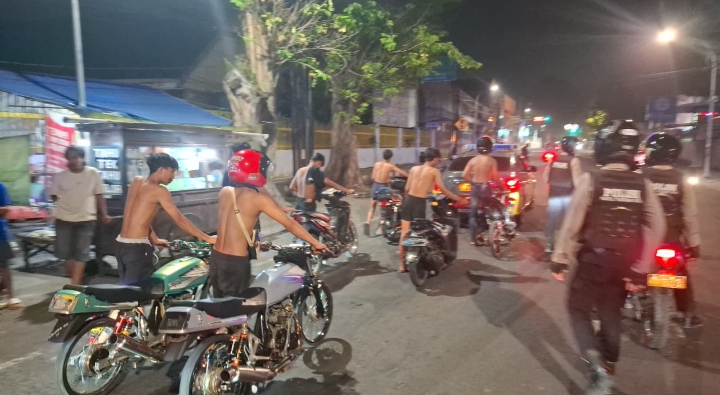 Petugas Polres Pasuruan Kota mengamankan sepeda motor saat patroli dini hari.