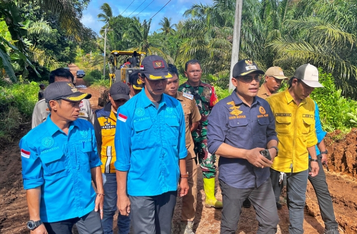 Wabup Kotabaru Syairi Mukhlis meninjau kondisi jalan dan jembatan rusak di wilayah Pamukan.