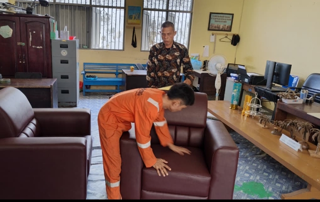 Warga binaan Rutan Ambon mengikuti pelatihan pembuatan sofa dan budidaya hidroponik sebagai bagian program pembinaan kemandirian.