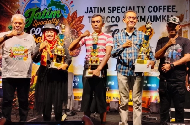 Ribuan peserta tetap antusias mengikuti Jember Fun Run 5K 2026 meski diguyur hujan gerimis di Alun-Alun Jember.