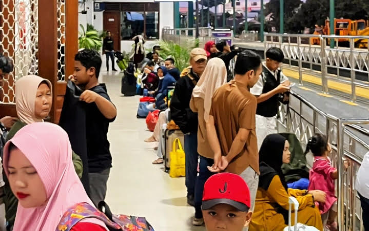 Penumpang Commuter Line memadati Stasiun Malang dan Blitar selama libur panjang Mei 2026.