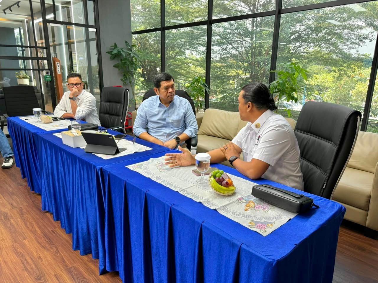 Pertemuan tersebut dihadiri Direktur Utama PT Terminal Teluk Lamong David P. Sirait, Terminal Head TPK Teluk Lamong Pierre Rochel Tumbol, Ketua DPC APTRINDO Kota Surabaya I Wayan Sumadita, serta para pengurus dan anggota APTRINDO.