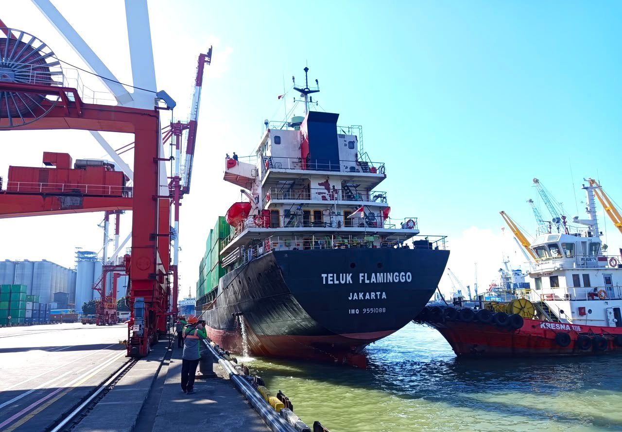 Program EAZI yang berlangsung pada periode 23 April hingga 25 Mei 2026 merupakan hasil kolaborasi antara operator terminal, regulator, dan para pemangku kepentingan kepelabuhanan untuk menciptakan sistem pelayanan kapal yang lebih cepat, terintegrasi, aman, dan efisien.