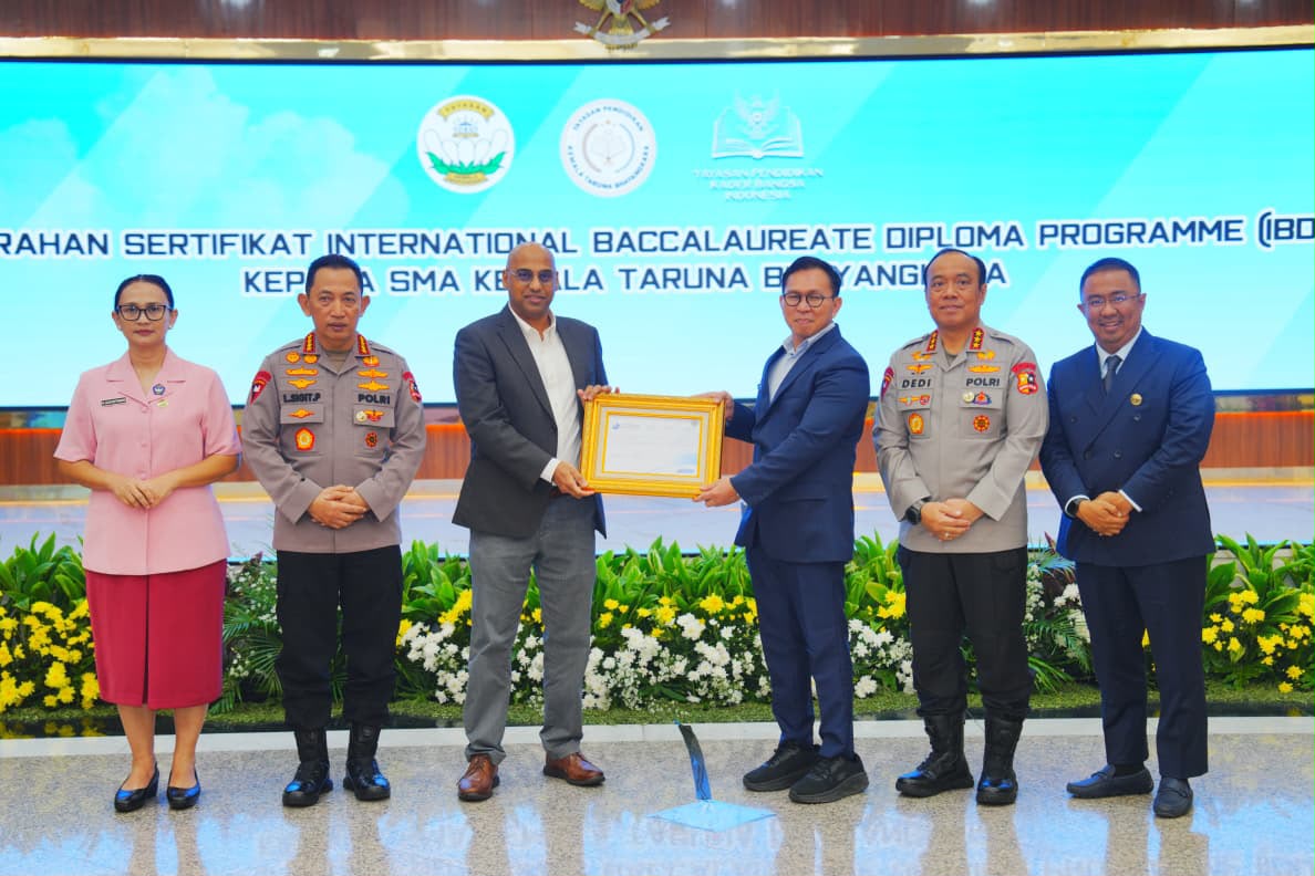 Sertifikat itu diserahkan langsung oleh Umeet Shah selaku Chief Finance Officer of International Baccalaureate Organization (IBO). Dalam kesempatan yang sama, dikukuhkan pula Pengurus Eksekutif Lembaga Perguruan Kemala Taruna Bhayangkara (LP-KTB).