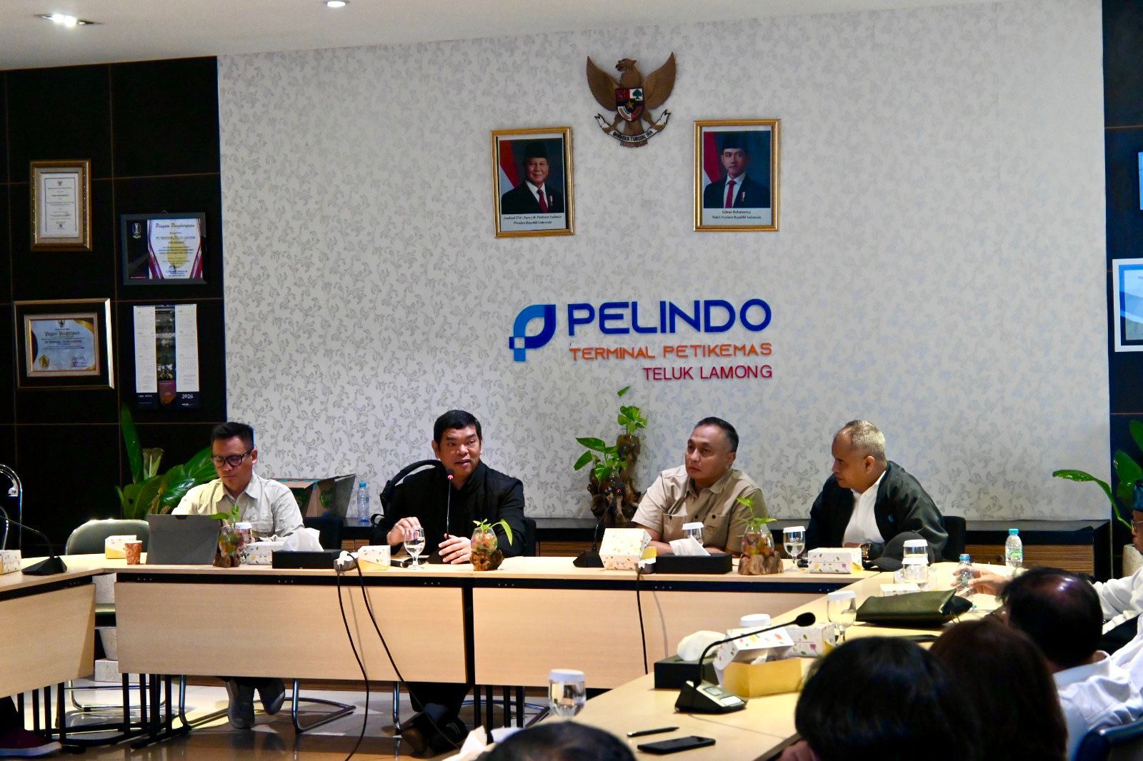 Dalam forum tersebut, manajemen TTL bersama pengurus DPW ALFI/ILFA Jawa Timur membahas berbagai inovasi layanan yang telah diterapkan untuk mempercepat arus barang dan meningkatkan kualitas pelayanan kepada pengguna jasa.