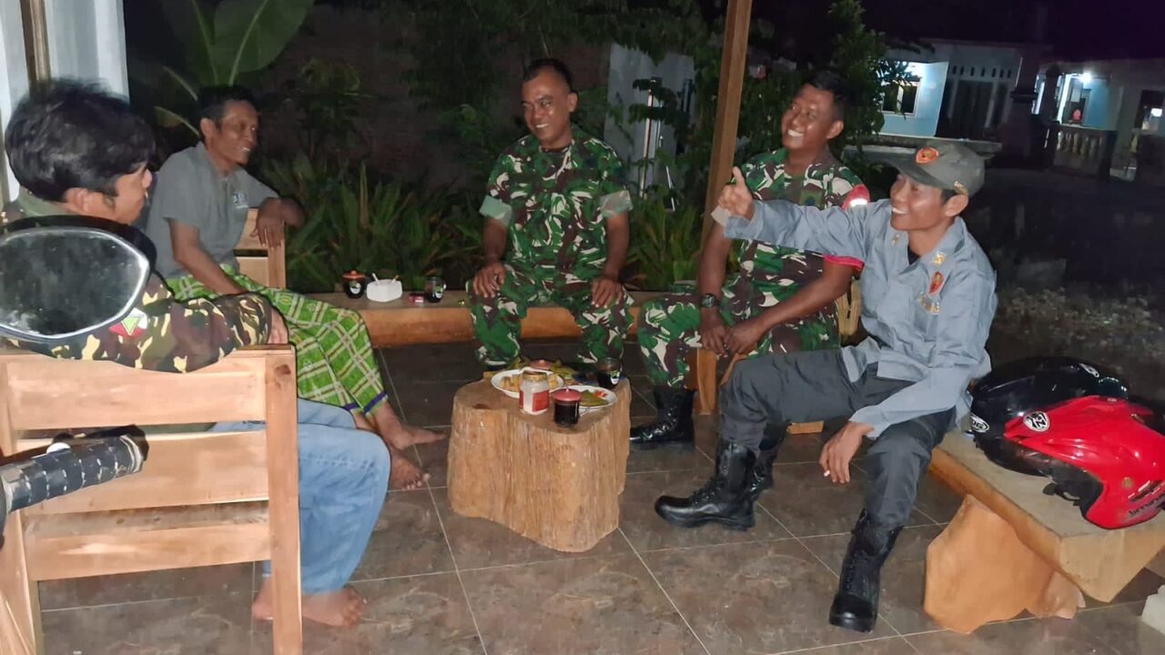 Patroli Malam Babinsa Paranggupito, Sinergi dengan Tokoh Masyarakat Diperkuat