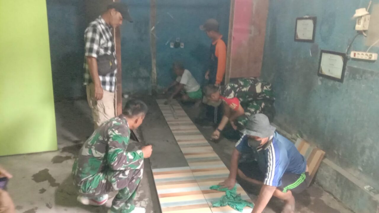 Finishing RTLH Dikebut, Satgas TMMD Surakarta Pasang Keramik dan Bangun MCK
