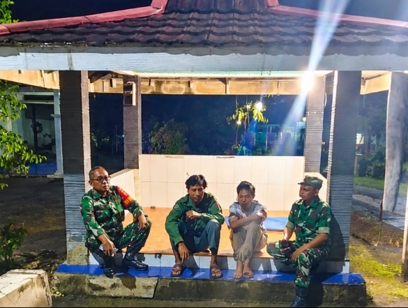 Babinsa Koramil Giritontro Patroli Malam, Jaga Keamanan Wilayah Tetap Kondusif