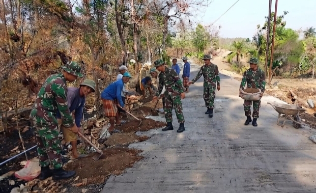 Tak Kenal Libur, Satgas TMMD Boyolali Rapikan Bahu Jalan Demi Keamanan Pengguna